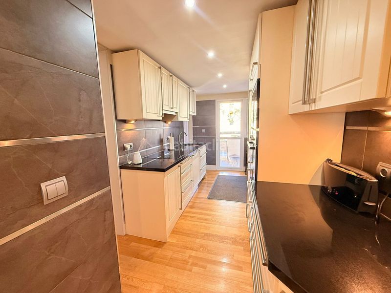 Foto 9109cf37-f776-4d8c-9ee8-12516d41614b. Apartament amb aparcament piscina a puerto de Estepona Estepona