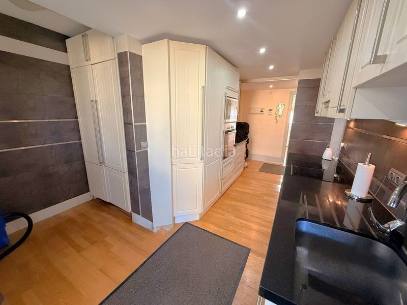 Foto d1ba62b6-eda8-4a3e-9710-96d58a990410. Apartament amb aparcament piscina a puerto de Estepona Estepona