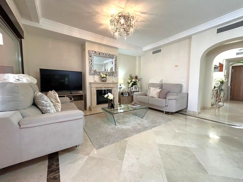 Foto a64d91ba-f8e0-4cb5-a7b0-2c8994622dd0. Casa adossada amb calefacció aparcament a Guadalobón Estepona