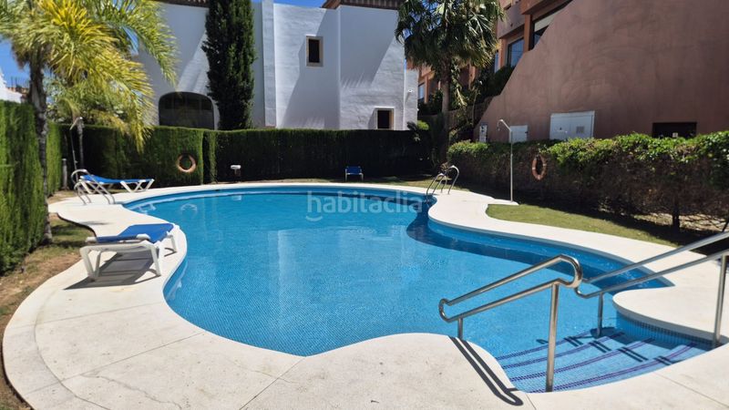 Foto a73772ed-f14f-426a-b1d0-c18f5c9fd3eb. Casa adossada amb aparcament piscina a Guadalobón Estepona