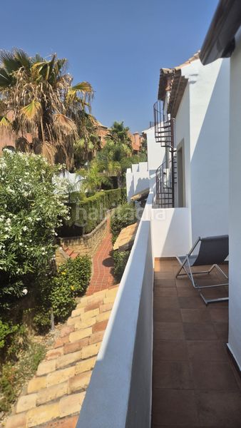 Foto ba020b30-36d2-445f-848d-2b1bd50b172e. Casa adossada amb aparcament piscina a Guadalobón Estepona