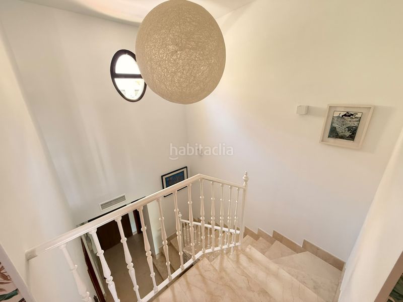 Foto d4b197fb-5121-41e9-a526-94bd14c9a707. Casa adossada amb aparcament piscina a Guadalobón Estepona