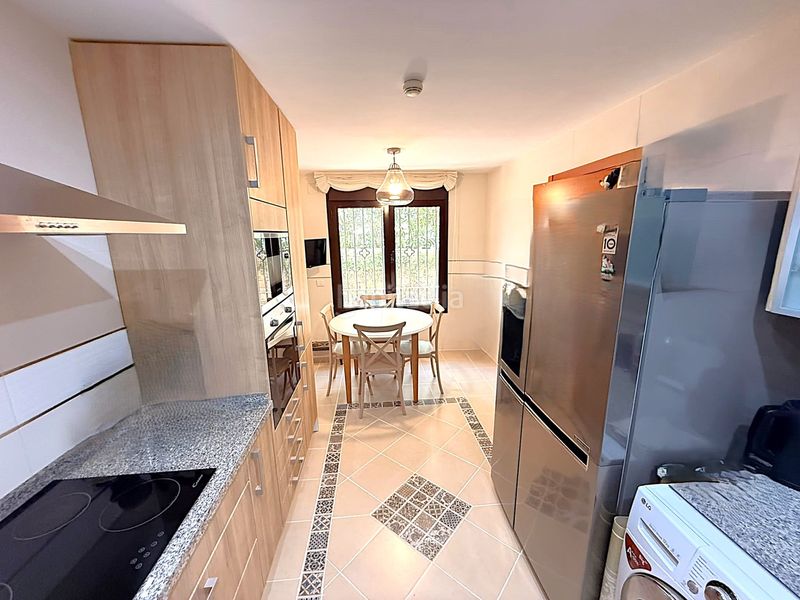 Foto e42e385b-b97b-40e4-9757-ee564429600d. Casa adossada amb aparcament piscina a Guadalobón Estepona
