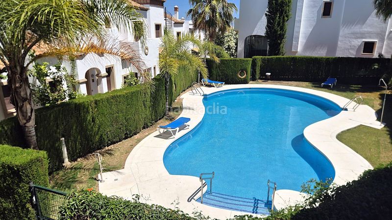 Foto e86feb9f-5b7a-4966-a428-f6cc1e21758a. Casa adossada amb aparcament piscina a Guadalobón Estepona