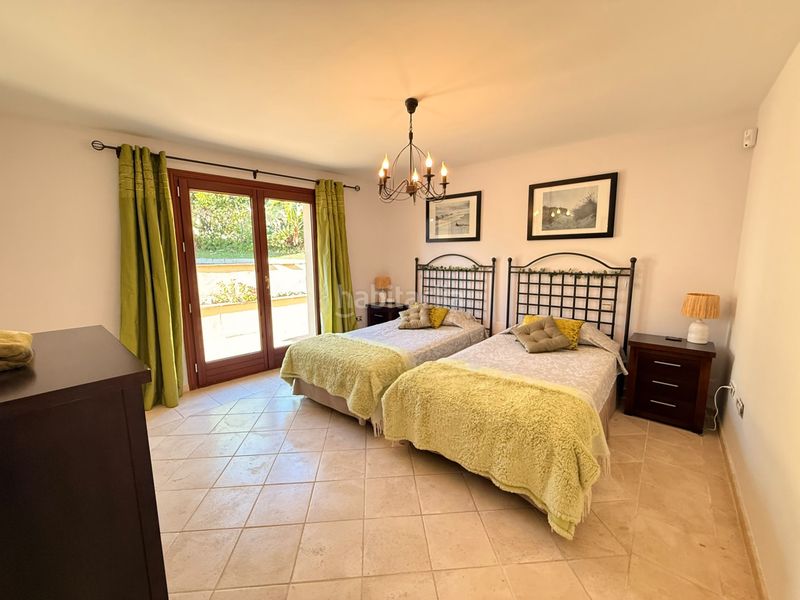 Foto 4e8fe5fa-d6b0-407e-bf11-3d3f54899347. Casa amb aparcament piscina a Las Lomas Estepona
