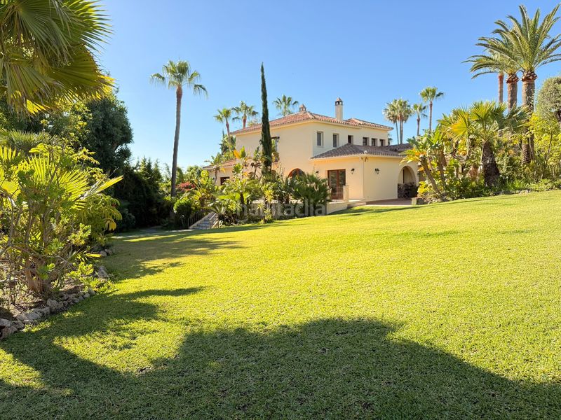 Foto ca9bf159-2251-4e74-b083-b3061bb5ee99. Casa amb aparcament piscina a Las Lomas Estepona