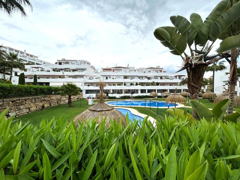 Foto b7de8f8f-525f-40df-a23d-3cb5f678a076. Ático estupendo ático dúplex con grandes terrazas soleadas en la zona de selwo, . en Estepona
