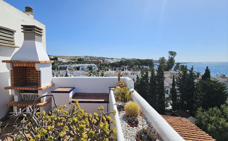 Foto 4d7adb9a-aaac-4f90-a21f-9746fb6c3fe0. Apartamento pisazo con terraza enorme y vistas al mar en Estepona