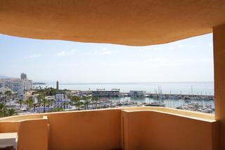 Apartamento en Puerto de Estepona. Impresionantes vistas desde este espacioso apartamento de dos do