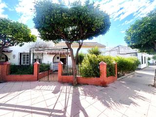 Casa adosada en Centro. Casa mata en el centro de estepona con gran potencial