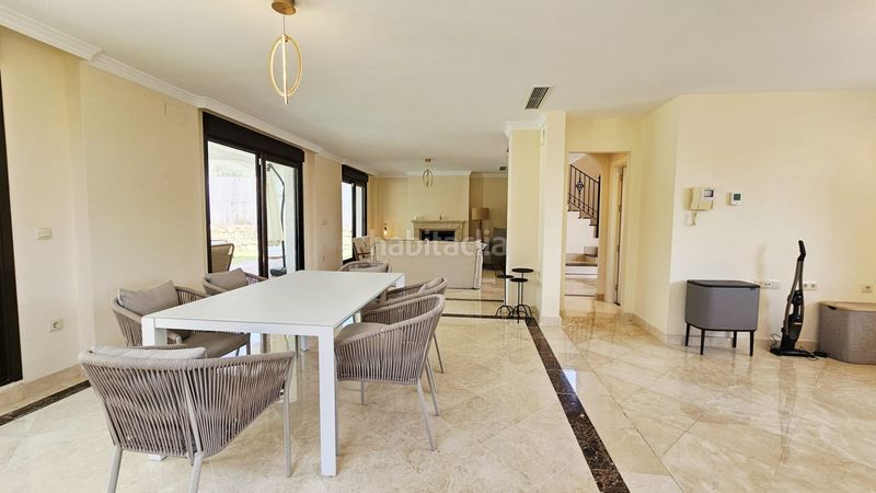 Foto aa35e753-6a6a-45b5-8a37-faa80940bab6. Casa amb calefacció aparcament piscina a Guadalobón Estepona