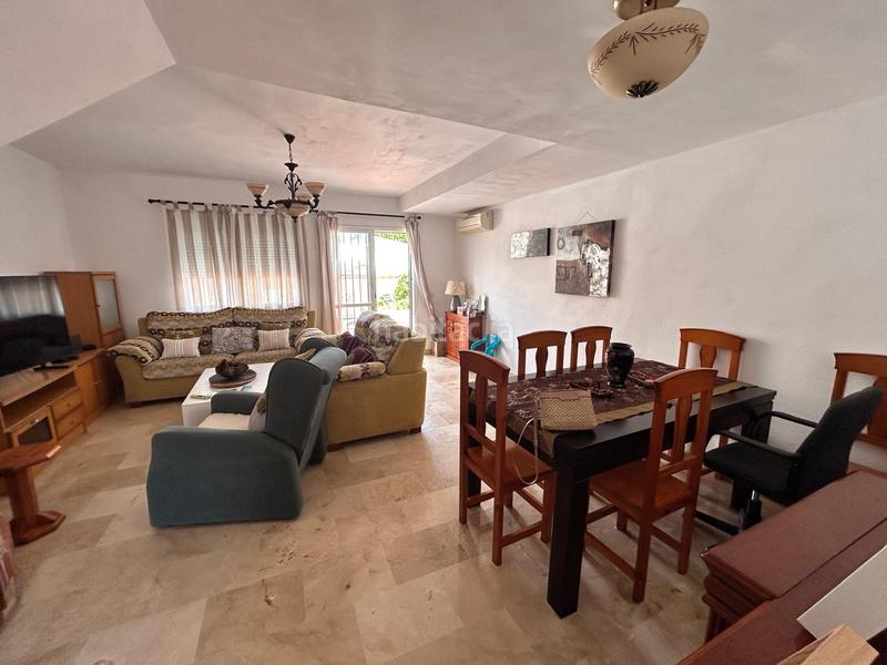 Foto a53e64eb-b4e4-42d1-98ca-a20c52a37ac9. Casa adosada estupenda adosada pueblo con gran potencial en Estepona