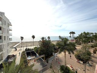 Apartament a Centro. Espléndido piso de 3 dormitorios, frontal al mar en estepona.