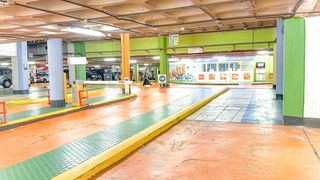 Posto auto in Calle del txofre 22. Magnifica raya coche mediano 2,10 x 4,90 aprox planta principal