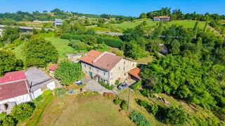 Mas  Camino muntogorri. Caserío adosado con 16.277 m2 de terreno a un paso de donostia