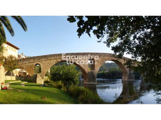 Casa en Calle rodrigo ximenez de rada 18. Edificio en venta en puente la reina  garés  bar, albergue y viv