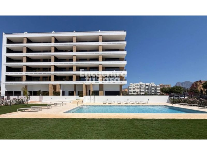 Foto 79b938cd-34da-4b0d-b613-520561e02c30. Ático  dúplex con solárium, vistas al mar y piscina en villajoyosa. en Vila Joiosa (la)
