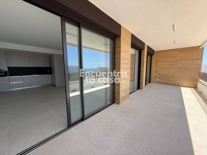 Foto e6eaa88f-e2b4-49b1-96c6-7ff2523d02cc. Ático  dúplex con solárium, vistas al mar y piscina en villajoyosa. en Vila Joiosa (la)