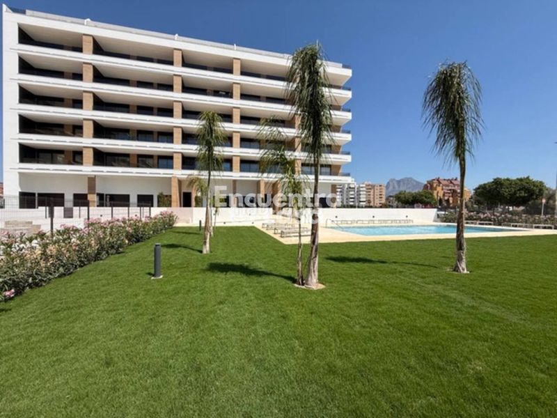 Foto f26732f5-f834-4bc4-affd-aa7b41d92613. Ático  dúplex con solárium, vistas al mar y piscina en villajoyosa. en Vila Joiosa (la)