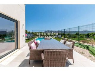 Xalet  Calle orquídea. Villa moderna con piscina privada, 3 suites, parcela de 527 m y