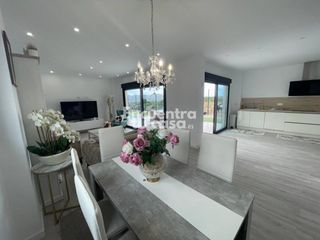 Xalet  Calle orquídea. Villa moderna con piscina privada, 3 suites, parcela de 527 m y