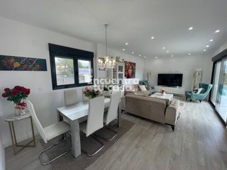 Chalet  Calle orquídea. Villa moderna con piscina privada, 3 suites, parcela de 527 m y