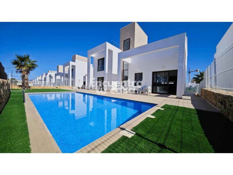 Foto a0bf1fee-0bb9-4432-8a7a-04467ddedd90. Xalet amb calefacció aparcament piscina a balcón de Finestrat-terra marina Finestrat