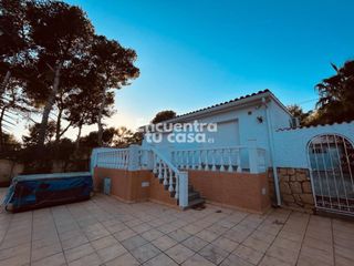 Xalet  Calle bosco. Chalet independiente en una sola planta con piscina salina y jac