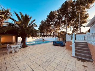 Chalet  Calle bosco. Chalet independiente en una sola planta con piscina salina y jac