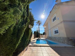 Casa aparellada  Calle lalacanti. Gran villa pareada en el centro de alfaz del pi  con piscina pri