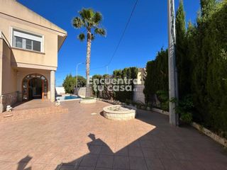 Maison jumelée  Calle lalacanti. Gran villa pareada en el centro de alfaz del pi  con piscina pri