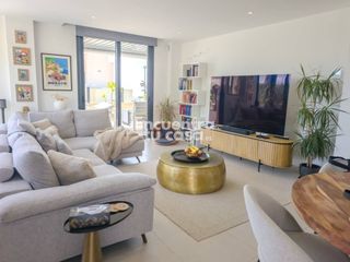 Chalet  Calle amberes. Villa contemporánea en parcela en esquina con piscina privada, c