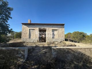Finca rústica  Calle albudete. Finca rústica de 129.000 m con casa registrada, agua, luz y vist