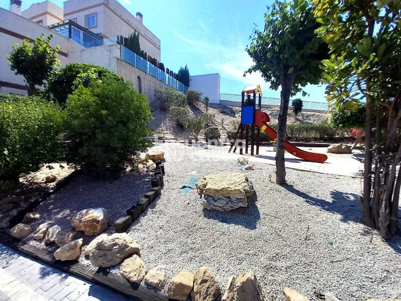 Foto 48fd3552-a565-43a8-92cc-b3fbd5a6a5f9. Casa adossada amb calefacció aparcament piscina a Finestrat