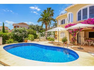Chalet  Calle cometa. Espectacular villa con vistas al mar, piscina de agua salada y a