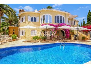 Chalet  Calle cometa. Espectacular villa con vistas al mar, piscina de agua salada y a