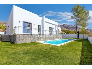 Xalet  Calle altea la vella. Villa de lujo en una planta con sauna, piscina salina y vistas a