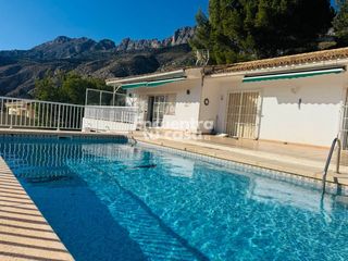 Xalet  Calle lavanda. Villa independiente con dos viviendas, gran parcela y vistas al