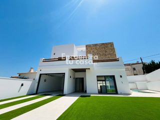 Chalet  Calle bergen. Villa independiente de obra nueva en el albir con piscina privad