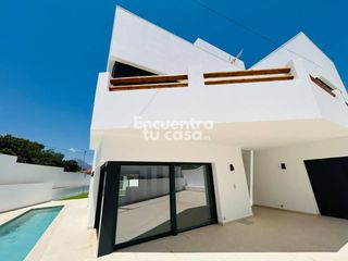 Xalet  Calle bergen. Villa independiente de obra nueva en el albir con piscina privad