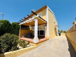Casa pareada  Calle peña roja. Chalet pareado con parcela y posibilidad de 4º dormitorio en nou