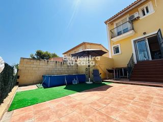 Casa pareada  Calle peña roja. Chalet pareado con parcela y posibilidad de 4º dormitorio en nou
