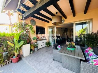 Reihenhaus  Calle roma. Chalet adosado con terraza y piscina en sierra cortina, finestra