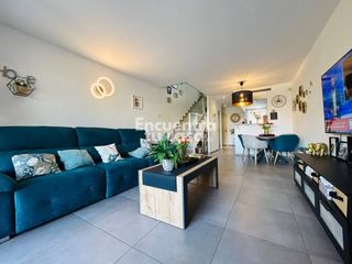 Casa adossada  Calle roma. Chalet adosado con terraza y piscina en sierra cortina, finestra