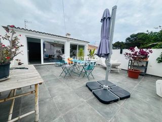 House  Calle girasol. Bungalow reformado de una planta con piscina y patios en barranc