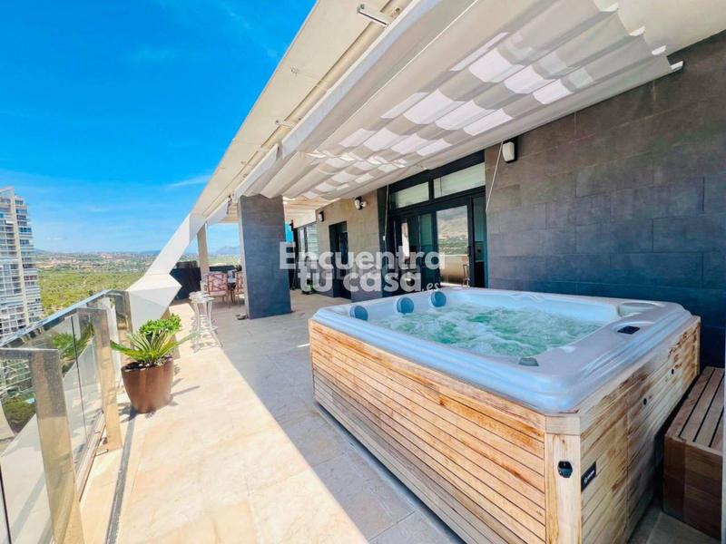 Foto 856a7c0f-1751-4691-bcfb-90d51f323740. Àtic amb aparcament piscina a Playa Poniente Benidorm