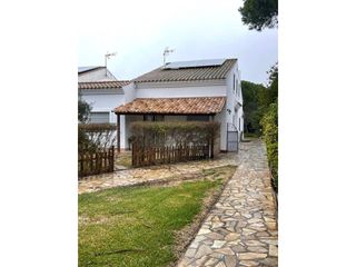 Rent Chalet in La Barrosa. Preciosa vivienda a 2 minutos andando de la playa de la barrosa