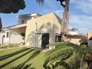 Xalet a Núcleo urbano. Elegancia, amplitud y diseño en una exclusiva vivienda en el cam