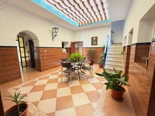 Casa a Núcleo urbano. Casa de pueblo con encanto, gran patio y magnífica azotea en la