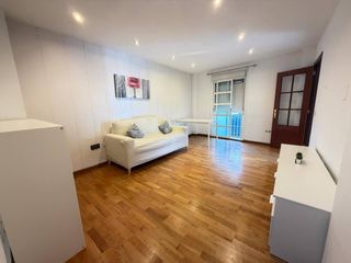 Rent Flat in Núcleo urbano. Adosada de 2 dormitorios con patio interior en alquiler de larga